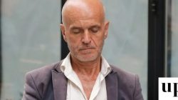 Las 18 reglas del ‘antimanual’ para los negocios: «Las empresas saben que uno de 50 no les va a fallar” hombre-trabajando-con-el-telefono-movil-uppers
